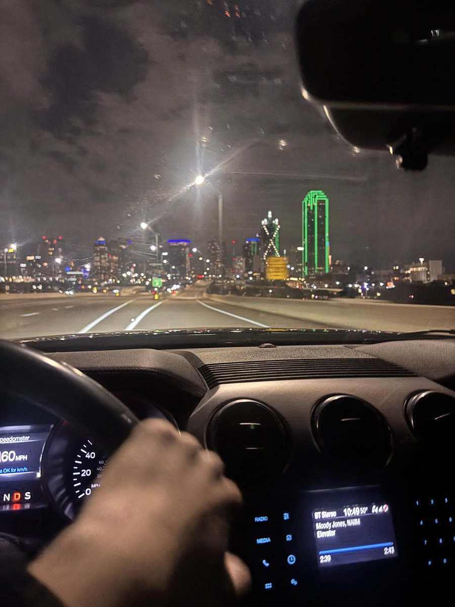 dishnsty's tweet image. Bro ain’t never hanging 😭