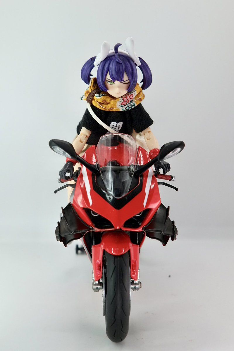 タミヤ 1/12 ドゥカティ スーパーレッジェーラV4 完成しました🥳

今回初めての大型バイクのプラモで四苦八苦しましたが何とか満足いく感じに出来ました🏍めちゃカッコイイですね(  ｰ̀֊ｰ́)و♡

リプ欄に色々他写真続きます📸
 #TAMIYA
(1/4)