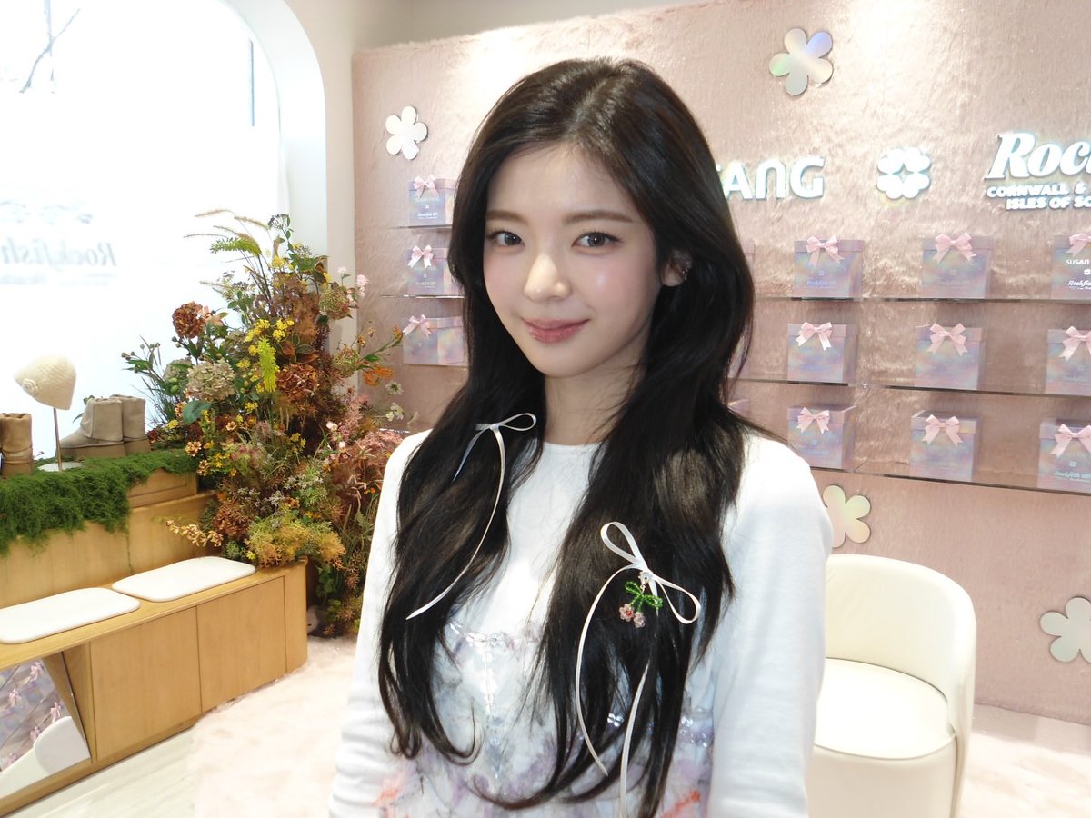 251130 리아 인스타

A magical, heartwarming gift for myself. ❄️✨
#ITZY #LIA #리아
instagram.com/p/DRrI96WkjMA/