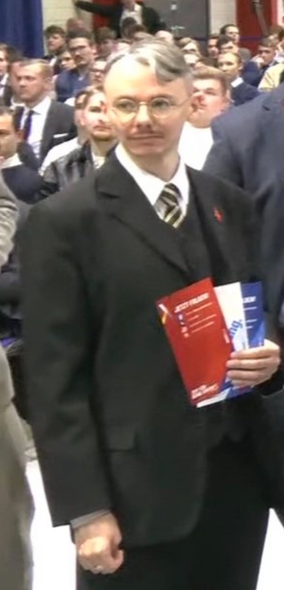 U71pb's tweet image. „Guten Tag. Ich möchte mit Ihnen über den Führer sprechen.“

#HeliumHimmler #Giessen #fckAfD