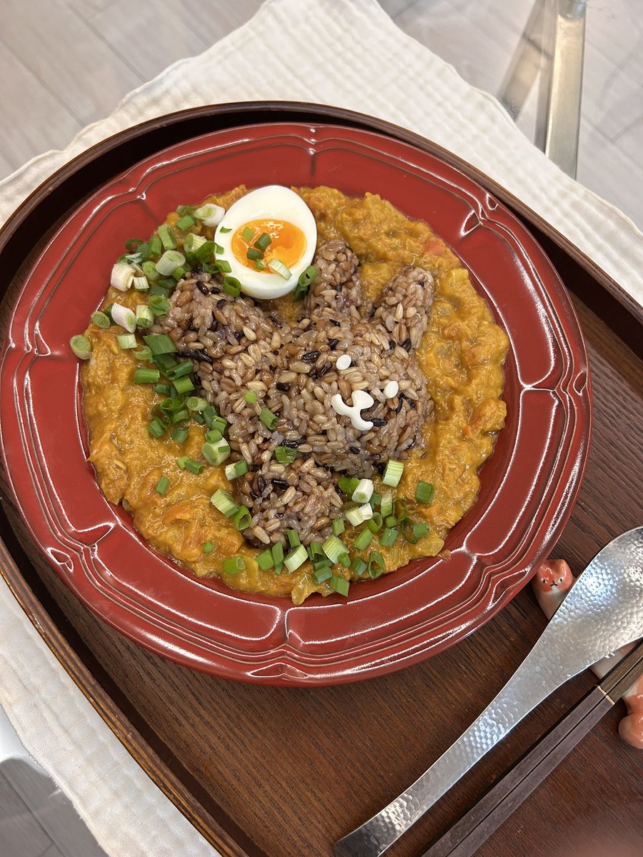 Q: 레시피 준비하시면서 제일 힘든 게 무엇이었나요?
A: 우리를 서서히 필연적인 죽음으로 이끌어가는 멈출 수 없는 카레 푸드 스타일링

카레 진짜...어렵네요
심지어 밥도 하얗지 않느니 좁아져드는 표현의 한계( ′～‵)