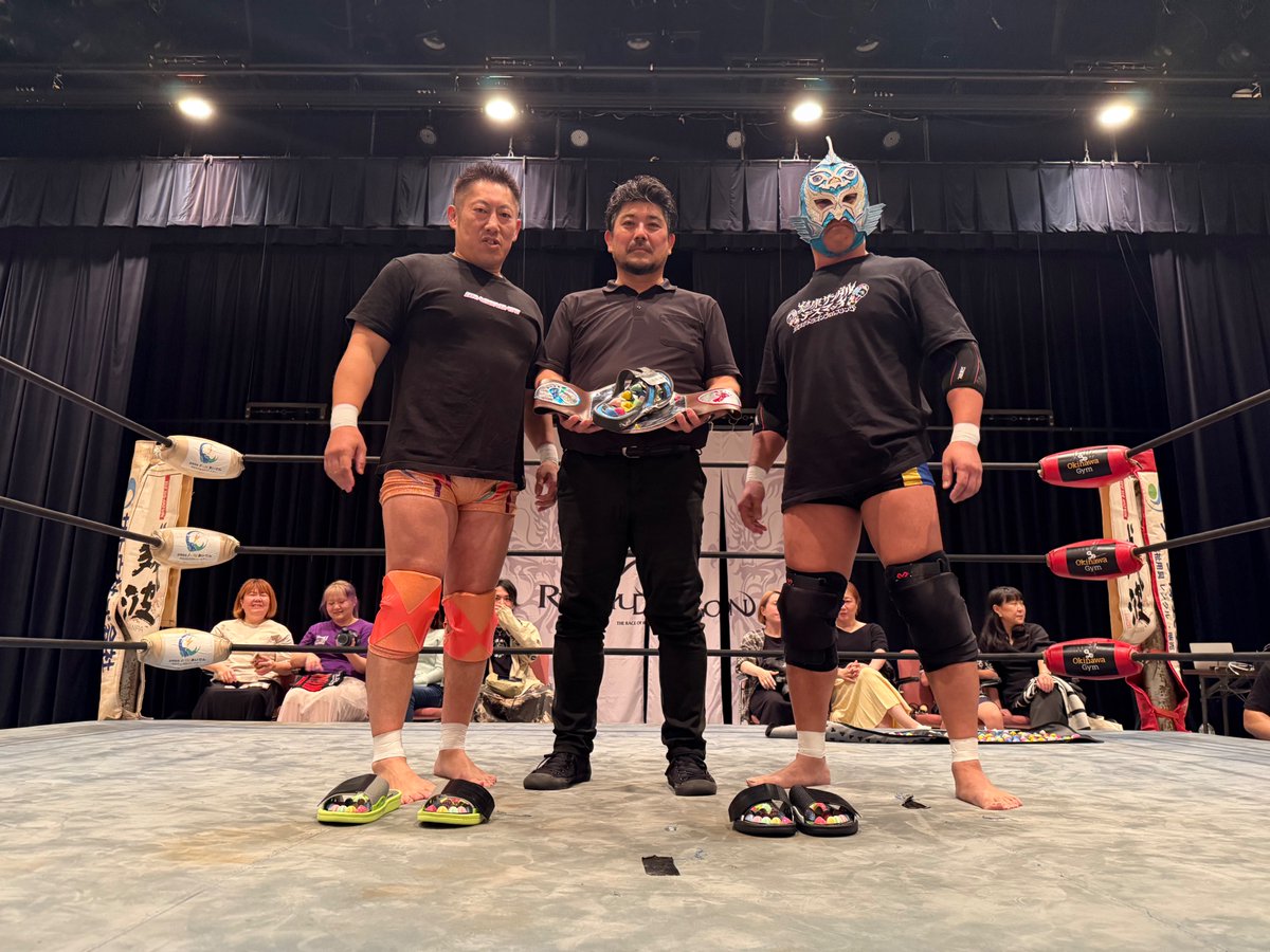 ryukyudragon_pw's tweet image. 【#DRAGONxDRAGON2025 速報】
セミファイナル #健康サンダルデスマッチが 急遽、 #斎藤了 の提案により、初代御万人王座「足琉王」(そくりゅうおう)決定戦に⁉️
#琉球ドラゴンチャンネル にて生配信中です！
ryukyu-dragon.com/?p=17000
#rd_pw #ProWrestling
#DRAGONxDRAGON2025 
#DRAGONGATE 
#SENJO