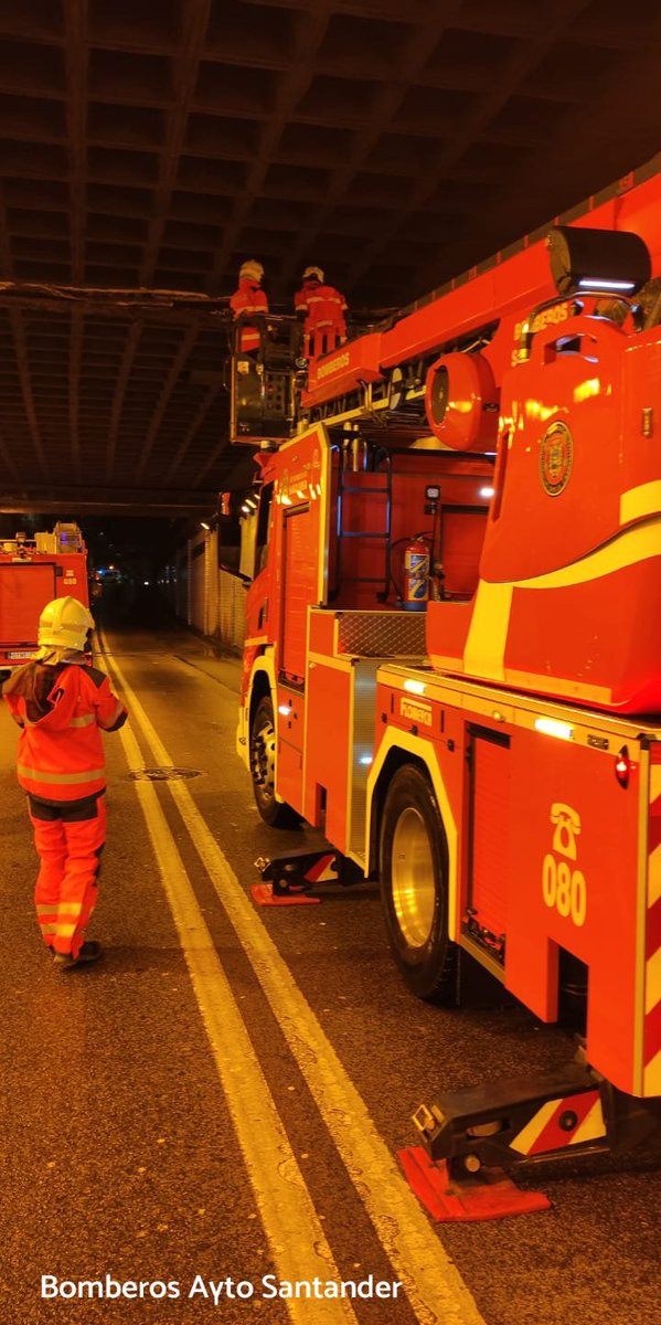 ASISTENCIA TÉCNICA
Está noche desplazamos autotanque 🚒 y escala al túnel de Cuatro Caminos de #Santander por desprendimiento de cascotes del techo. Se retiran elementos inestables visibles con riesgo de caída.
Apoya la intervención patrullas 🚓 #PLSantander
