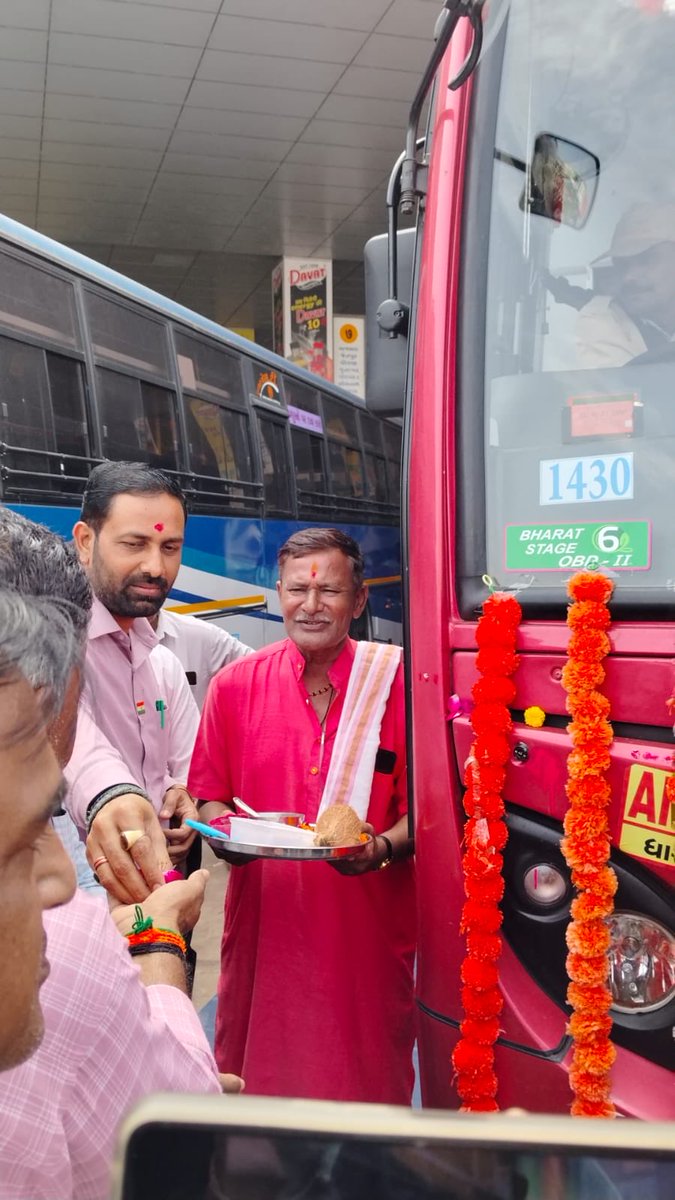 આજરોજ ઉર્જા મંત્રી શ્રી કૌશિકભાઇ વેકરીયા સાહેબના વરદ હસ્તે તેમની ટીમ અને મુસાફર જનતાની ઉપસ્થિતિમાં અમરેલી વિભાગને મળેલ નવીન બસોનો લોકાર્પણ કાર્યક્રમ રાખવામાં આવેલ⁦<a href="/sanghaviharsh/">Harsh Sanghavi</a>⁩ ⁦<a href="/OfficialGsrtc/">GSRTC</a>⁩