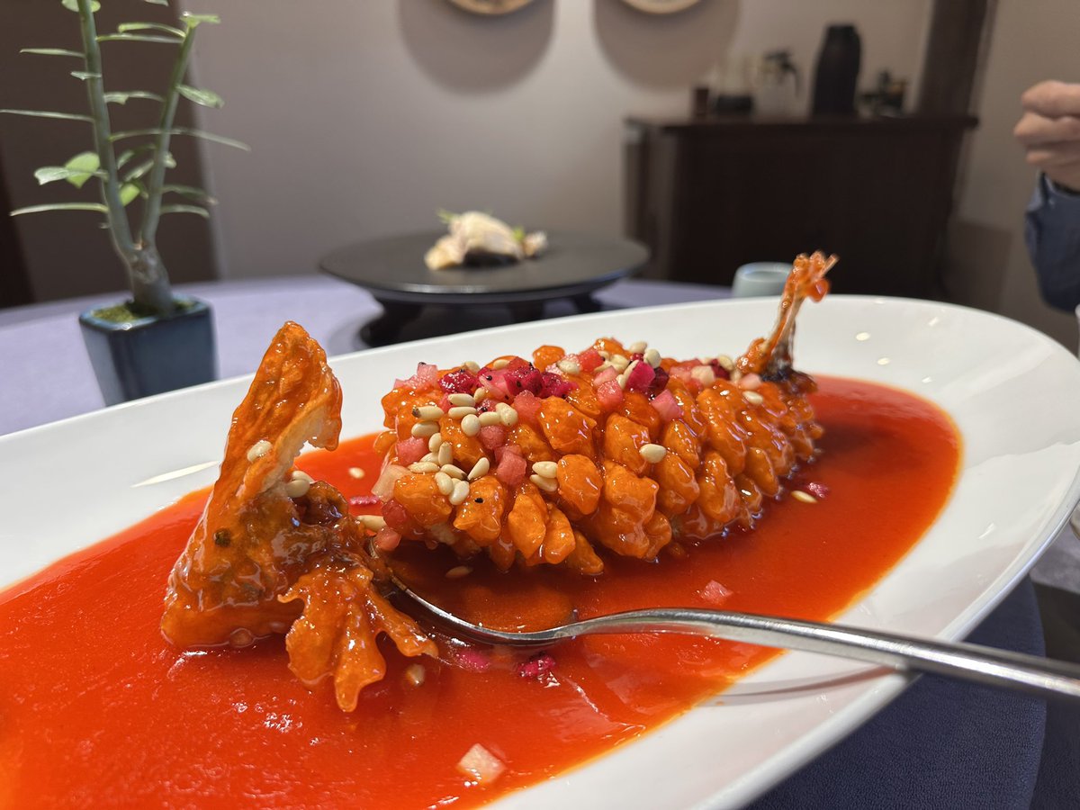 Chinese cuisine is a work of art sometimes- you don't know whether to eat it or mount it on your wall 🤣
This is a "squirrel fish" where they debone and carve a mandarin fish into an ornamental shape which is meant to bea squirrel, and then deep-fry it in batter before dousing it