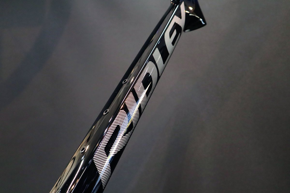 mitsuiki_cycle's tweet image. RIDLEY FALCN
コーティング施工が無事に完了しました💎
​今回は「ガラスの鎧」と「ガラスの盾」のW施工。
ヌルテカに仕上がって最高に気持ちが良いです✨
​これからいよいよ組み立て作業に入ります！🔧
完成が楽しみ…！なう。
#ridley #リドレー #ガラスの鎧 #ロードバイク