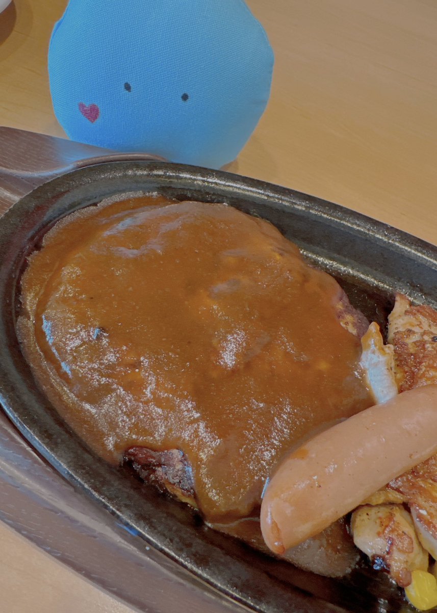 417schaf_lamm's tweet photo. 飯テロものがめっちゃ好きなんですが、中でも特にとんスキが楽しすぎて😋✨💕🐺🛒🥘🍖🤤✨
ここ最近は勢いで自作したスイちゃん（仮）を連れて歩いてます（料理できないあるじでごめん🤣👏）
公式でぬい出ないかなぁ😂 フェルのもふもふぬいとかドラちゃんのぬいも欲しい🙏 https://t.co/4Z95y7Ez64