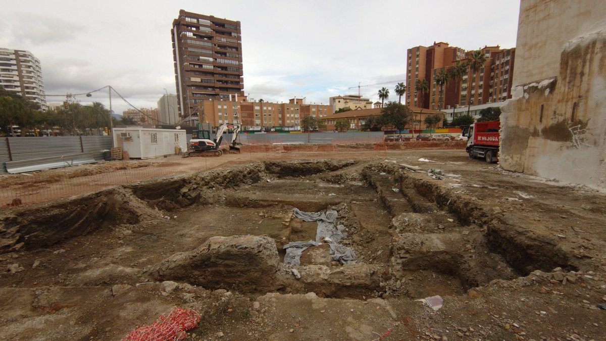 Restos Romanos en las obras de Callejones del Perchel.....Guarden esta foto de recuerdo, están condenados a la destrucción....