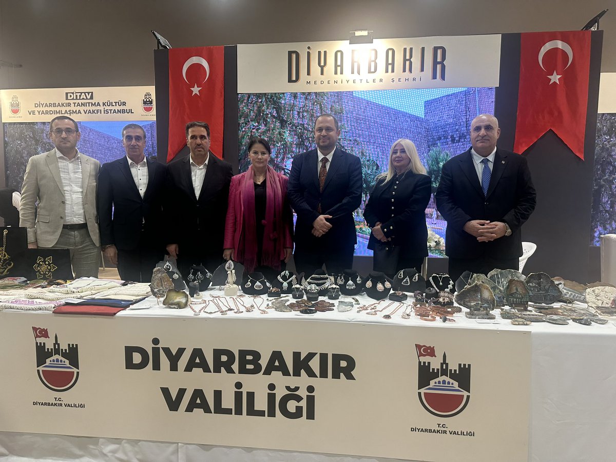 Kadim Şehirimiz Diyarbakır’ımızın Tanıtım Günlerine katılım sağladık.
Tarihi ve Kültürel dokusu, yöresel ürünleri ile eşsiz sanat’ın yaşatılması ve mirasın korunması adına etkinlklerine hayran bıraktıran bu güzel ana tanık olmvesile olan Aydoğan Ahıakın Başk. çok teşekkür ederim