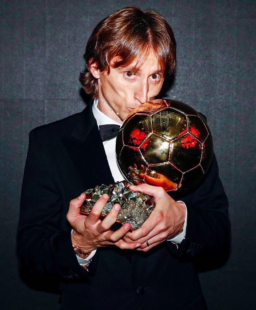 Footballtweet's tweet photo. 📅 On this day, in 2018, Luka Modrić became the first player outside of Messi and Ronaldo to win the Ballon d'Or since 2007. 🌕🇭🇷

🗣️ Sergio Ramos: “Modrić deserves the Ballon d’Or. Everything Real Madrid won that year — he was at the heart of it.”

🗣️ Marcelo: “For me, Luka is the best midfielder in the world. He deserved this more than anyone.”

🗣️ Antoine Griezmann: “Modrić is world-class. What he did with Real Madrid and Croatia was historic.”

🗣️ Kylian Mbappé: “Modrić is a player every young footballer should study.”

🗣️ José Mourinho: “Modrić is a master of football. The Ballon d’Or is the natural reward for a fantastic player.”