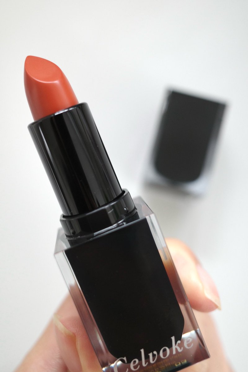 oishi__shio's tweet image. Celvokeの新リップ、ルージュ オー 03 タイムレステラコッタ。イエベ秋の民の所持率高いカラーがふわふわマットの質感に！
柔らかい発色がお洒落で今っぽい。
このリップ、ニットにすごーーく合う！！写真より実物の方が圧倒的に可愛いので、実物見てほしい......【gifted:Celvoke】