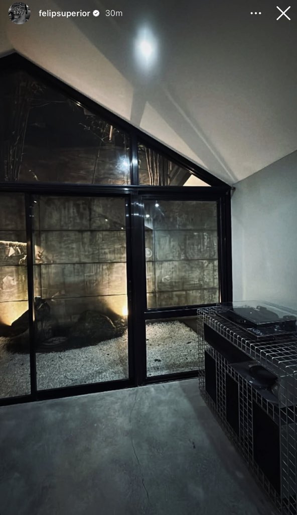 SB19_pixiedust's tweet image. grabe, this space is so him. the symmetry of the clean lines, the brutalist textures, the mix of raw concrete, steel, and warm lighting is giving industrial-zen realness. parang may sariling silent rhythm. the glass façade?? ang ganda ng proportion! it frames the courtyard like…