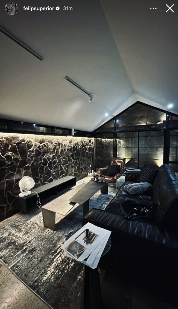 SB19_pixiedust's tweet image. grabe, this space is so him. the symmetry of the clean lines, the brutalist textures, the mix of raw concrete, steel, and warm lighting is giving industrial-zen realness. parang may sariling silent rhythm. the glass façade?? ang ganda ng proportion! it frames the courtyard like…