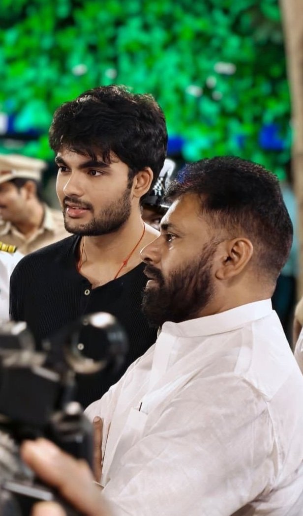 Kalyan pakkana evaru white shirt