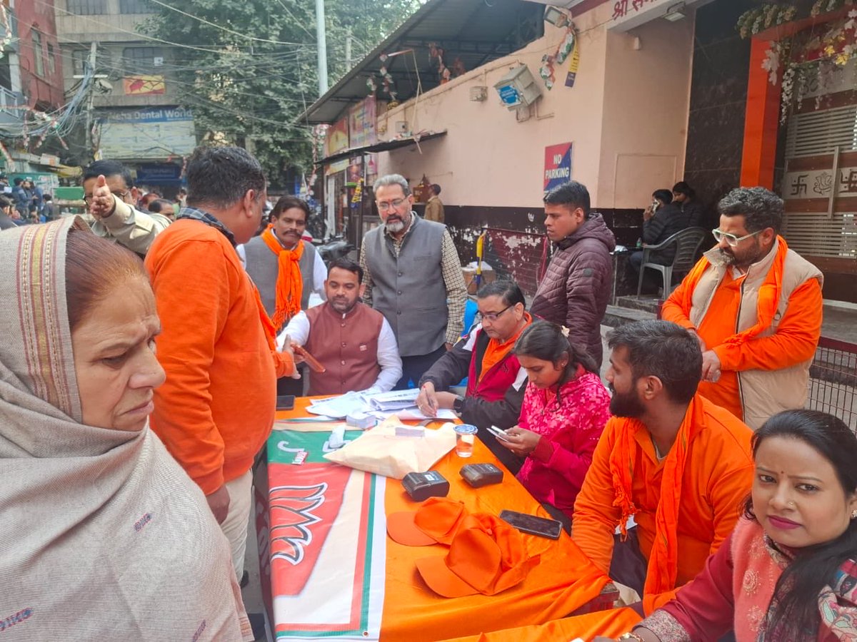 आज नारायण वार्ड के उपचुनाव में बूथ पे लोगो से ज़्यादा से ज़्यादा मतदान करने के लिए अपील किया ।<a href="/blsanthosh/">B L Santhosh</a>