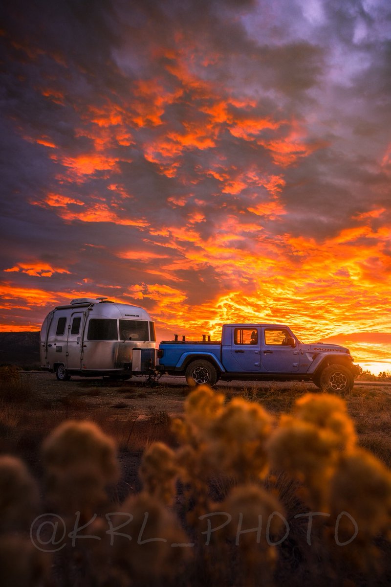 This is actually real!! Pulled over to snag this photo when the sunset went offffff 🔥🔥🔥🔥