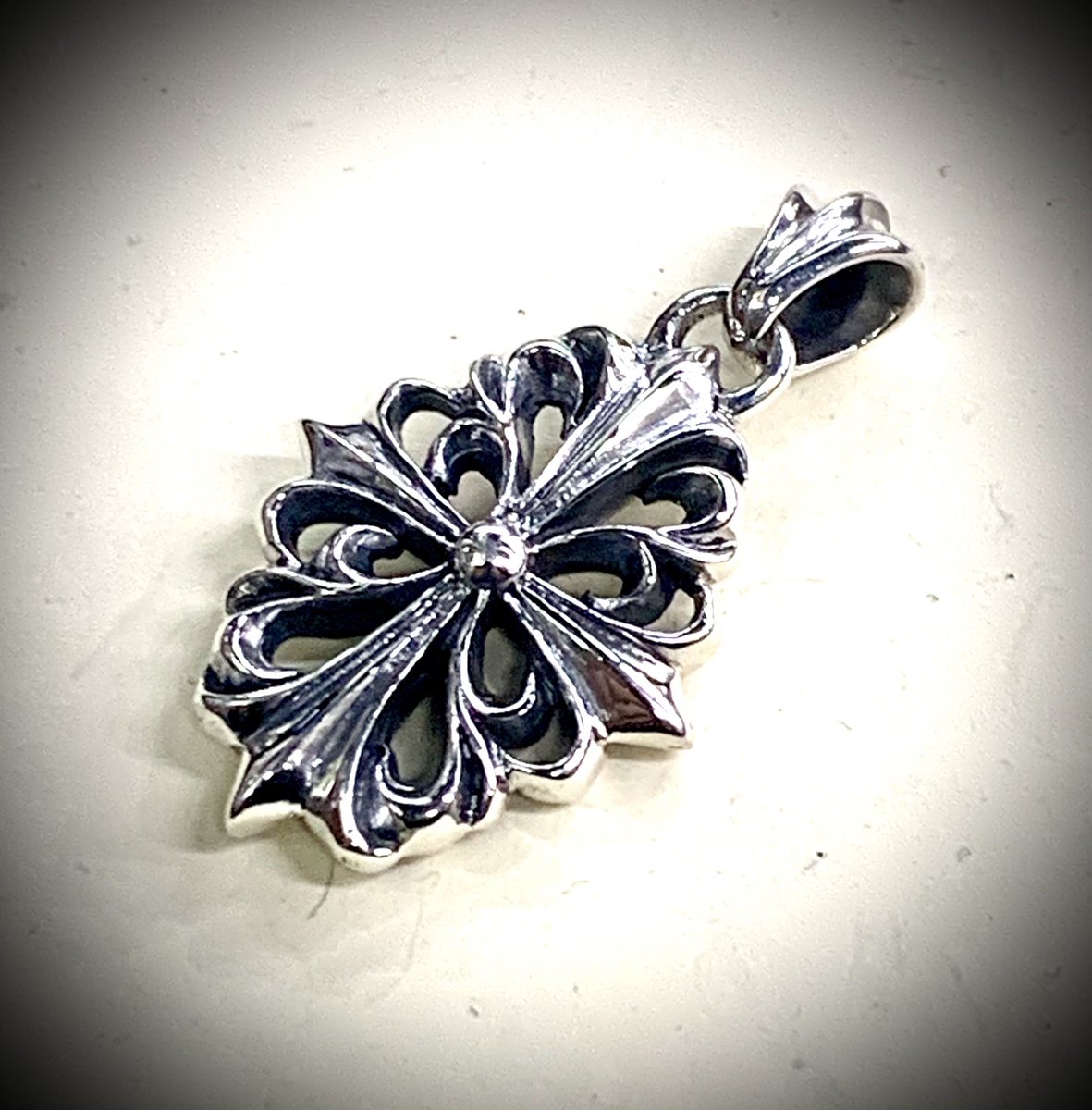 シルバー925使用❤️

両面立体に仕上げたペンダントトップ🥰

地金高騰中ですが旧価格で販売してます😊

#シルバー925 #シルバーアクセサリー  #リング #ペンダント #ネックレス #インディアンジュエリー #バングル #船橋市 #市川市 #江戸川区 #葛飾区 #松戸市 #松戸市 #鎌ヶ谷市 #習志野市