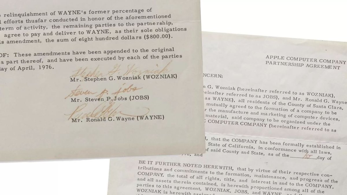 سند تأسیس اپل به حراج می‌رود؛ میراثی ۴۹ ساله با ارزش میلیون‌ها دلار

قرارداد اصلی سال ۱۹۷۶ که شرکت «اپل کامپیوتر» را بنیان گذاشت، قرار است در ژانویه ۲۰۲۶ در حراجی کریستی به فروش برسد. این سند سه‌صفحه‌ای با امضای استیو جابز، استیو وزنیاک و رونالد وین، پایه‌گذار شراکت میان سه بنیان