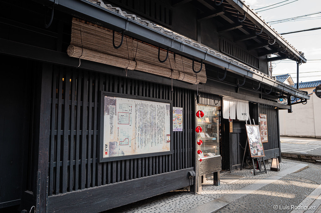El casco histórico de Nara, llamado Naramachi, es un barrio encantador que te trasladará al periodo Edo. En él encontrarás callejuelas estrechas llenas de casas tradicionales y antiguos almacenes hoy reconvertidos en tiendas de artesanía, restaurantes y cafeterías... ¡y un
