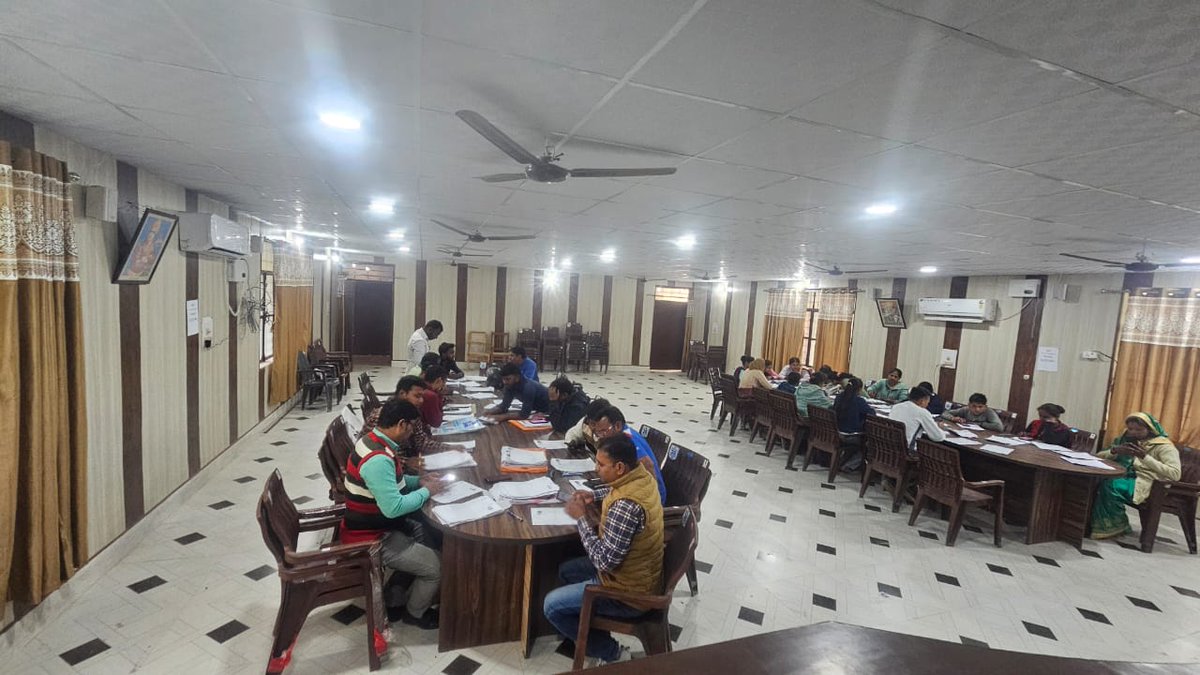 dmsid1's tweet image. दिनांक 30.11.2025 को विशेष प्रगाढ़ पुनरीक्षण अभियान-2025 (SIR) के अंतर्गत तहसील शोहरतगढ़  के मतदाता पंजीकरण केन्द्र का निरीक्षण कर सम्बन्धित को आवश्यक निर्देश दिया। @CMOfficeUP @UPGovt @InfoDeptUP