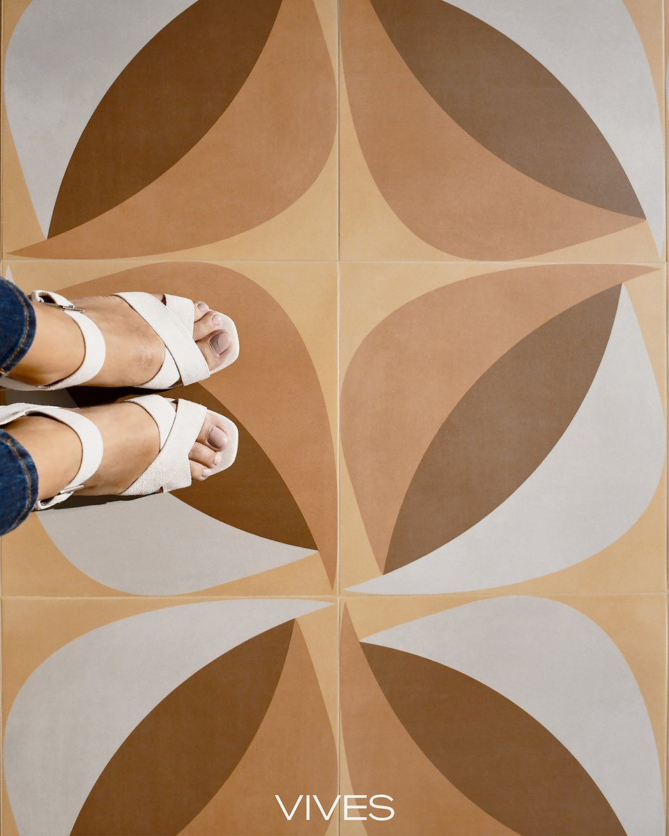 VIVESCeramica's tweet image. Warm colours and a psychedelic pattern that fills any surface with personality with the rectified porcelain stoneware Afton-R 29.3x29.3 cm, from the Pop Tile collection. ow.ly/3TAJ50Xxmf9 #vives #patterns #floors #interiordesign