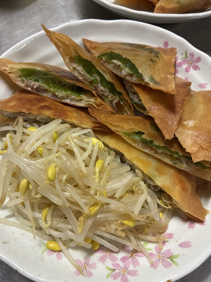 naocha7053's tweet photo. 今日の夜ご飯！春巻きの皮で作った🌙🍚 https://t.co/HoRayzOUoM