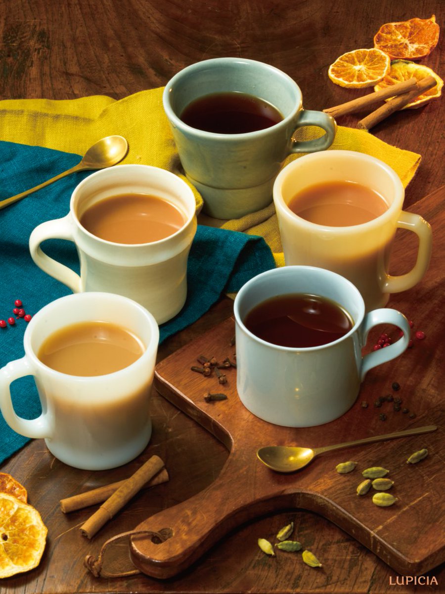 LUPICIA_jp's tweet image. ＼飲んでみたいスパイスティーをコメントで教えてください👀／

朝晩の冷え込みがぐっと増してきたこの頃、温かいスパイスティーでひと息つきませんか？
ミルクを加えて #チャイ 風に楽しむのもおすすめ✨

▼季節限定のお茶「オレンジ ポマンダー」の詳細はこちら
lupicia.com/shop/g/g124251…
