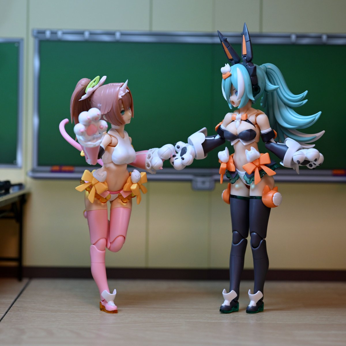 🌸🐾 tap…
That’s all it took.
Lang-chan’s mind blue-screened.
Asra Mofu Sakura Cat just purrs softly,
proud of her successful bonding ritual. 💗😹
#メガミデバイス #アスラ #プニモフ #ガルプラ