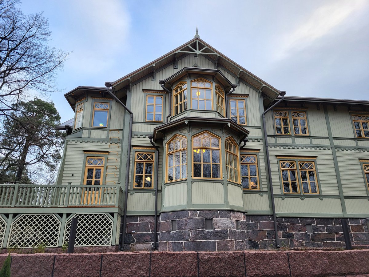 Pauligin-huvilan kunnostus ja entisöinti on valmistunut. Nimi on Villa Humlevik. Huvila on jatkossa pääosin Pauligin suvun yksityiskäytössä, mutta siihen tulee myös kahvila. Upeaa! #helsinki #historia