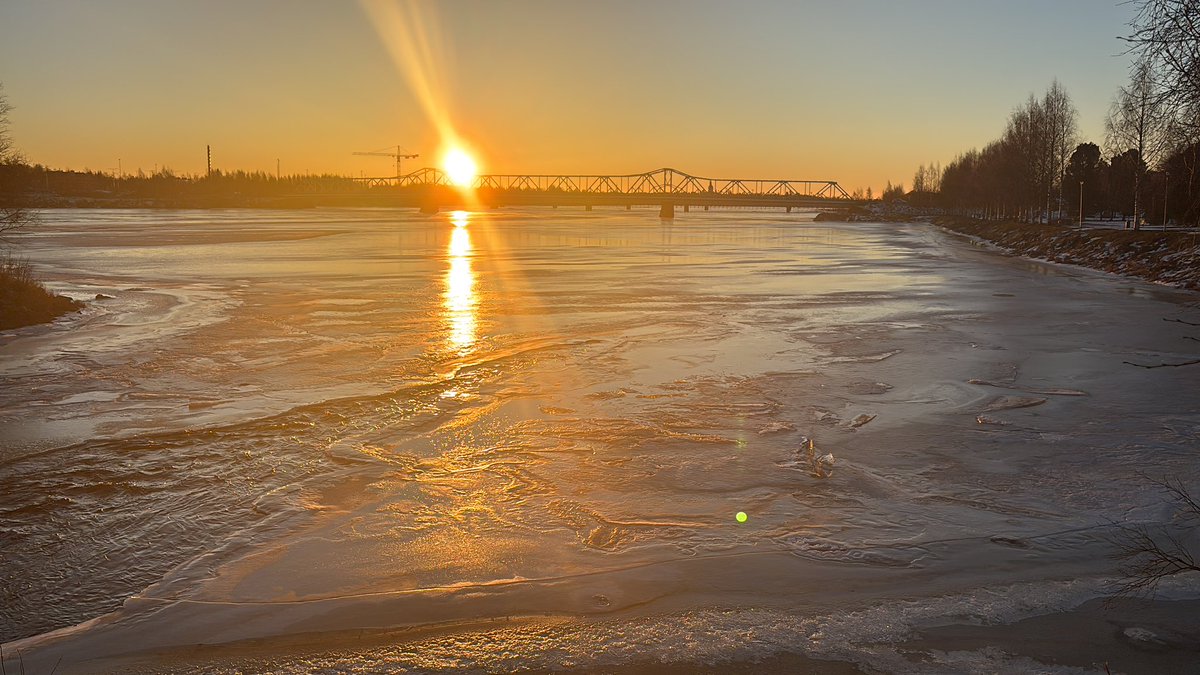 HacklinPekka's tweet image. Tornio ja Tornionjoki. Parin päivän lauha sää tehnyt joelle melko selkeän jääkannen.