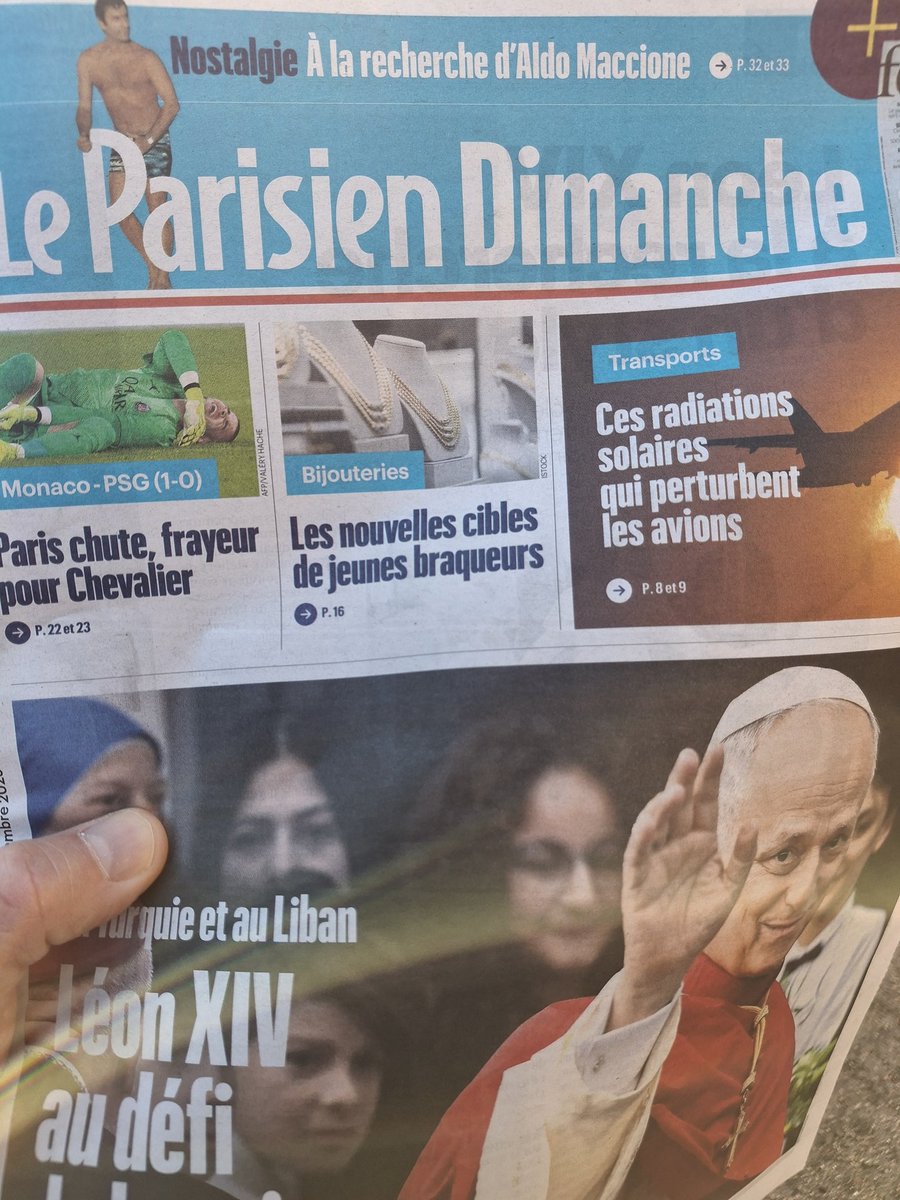 Aldo Maccione en slip de bain années 70 à la une du <a href="/le_Parisien/">Le Parisien</a> pour ses 90 ans et il fait beau, vive les kiosques, les boulangeries, les journaux et bon dimanche.