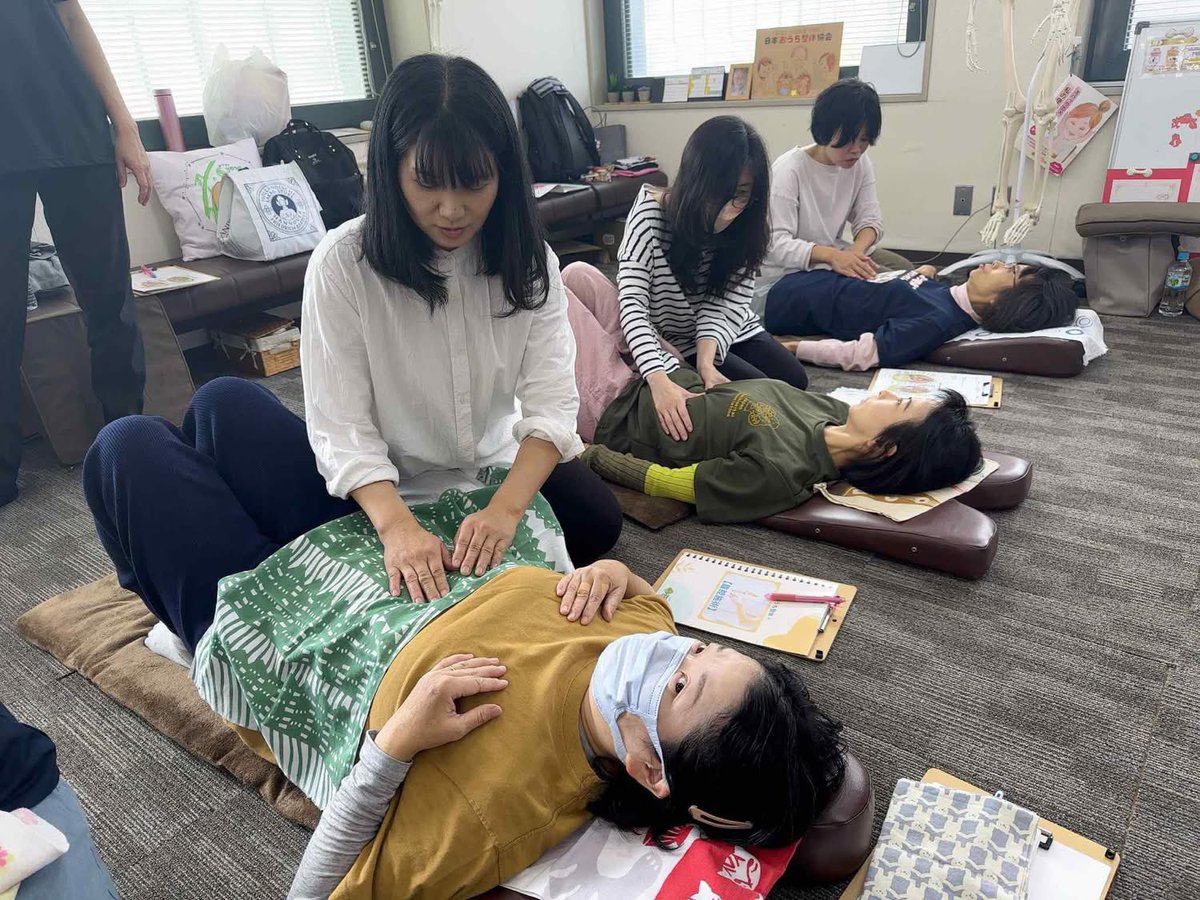h_i_r_o_m_i_'s tweet image. 昨日は腹腔の施術を新たに学びました✨腹腔の天井側は横隔膜。横隔膜は呼吸に直接関係するところ。ということは喘息にも大きな影響が出る部分です。横隔膜の硬さを取り呼吸がスムーズにできるようになる施術はとてもソフト。新たな手技も交えて喘息改善のお手伝いができたら嬉しいです！