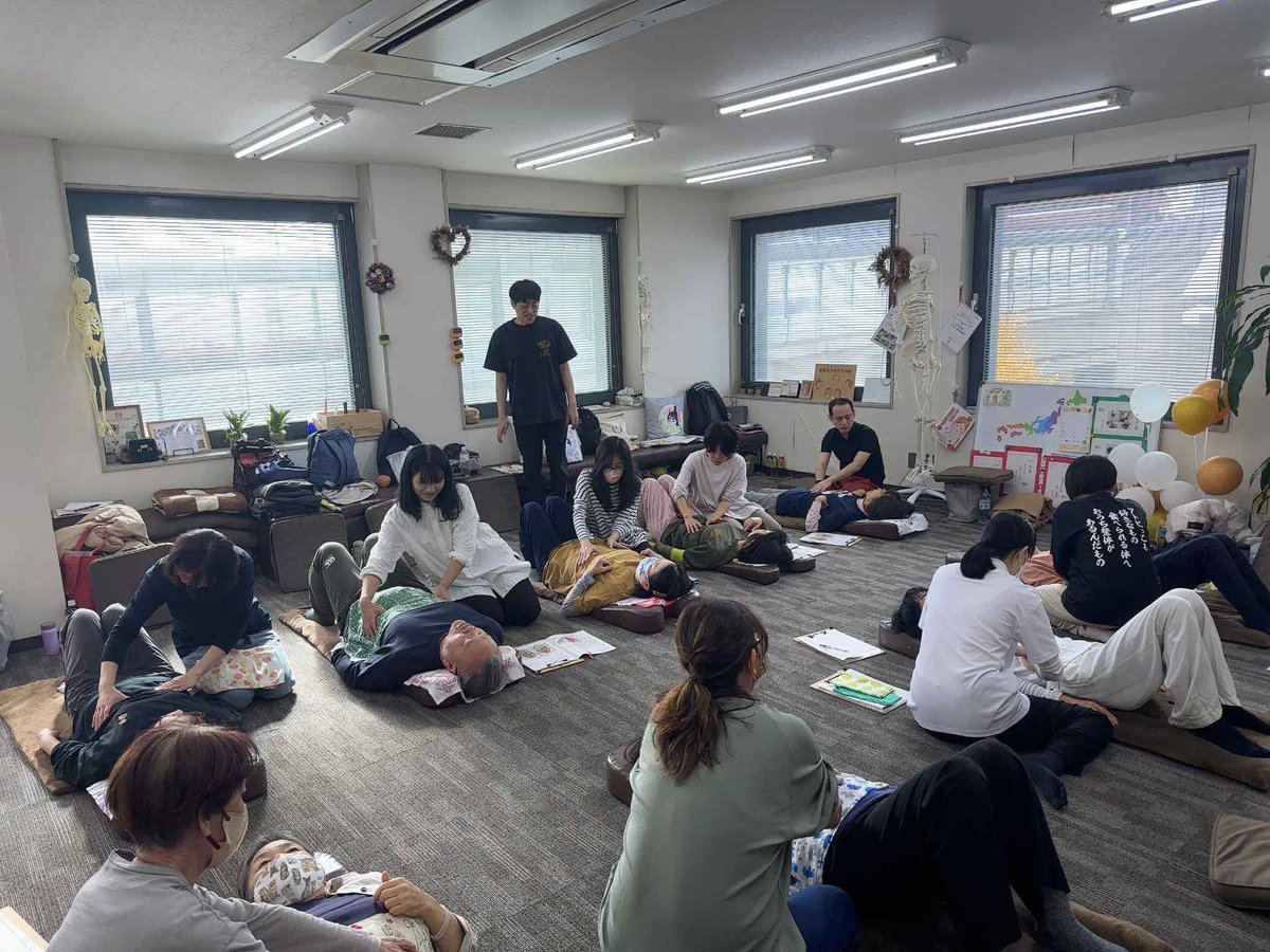 h_i_r_o_m_i_'s tweet image. 昨日は腹腔の施術を新たに学びました✨腹腔の天井側は横隔膜。横隔膜は呼吸に直接関係するところ。ということは喘息にも大きな影響が出る部分です。横隔膜の硬さを取り呼吸がスムーズにできるようになる施術はとてもソフト。新たな手技も交えて喘息改善のお手伝いができたら嬉しいです！