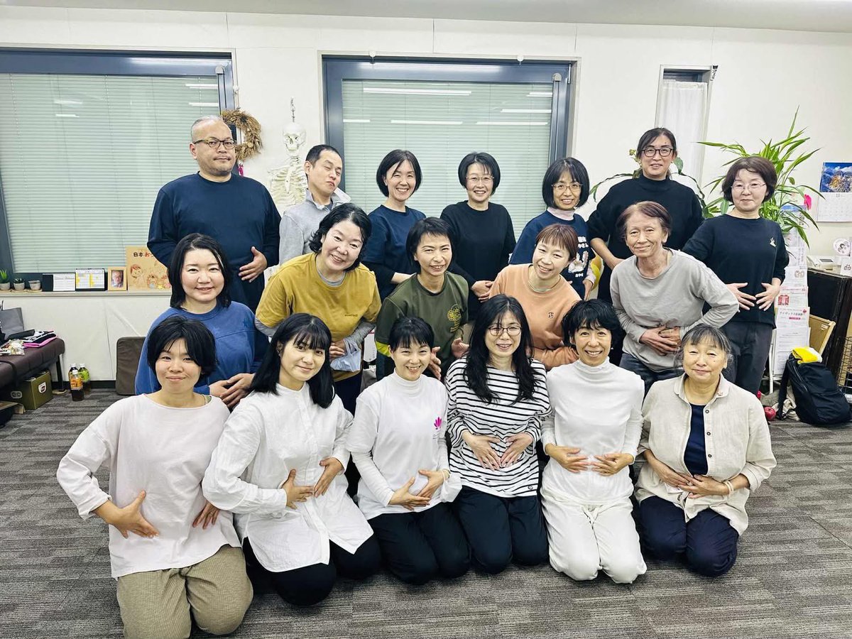 h_i_r_o_m_i_'s tweet image. 昨日は腹腔の施術を新たに学びました✨腹腔の天井側は横隔膜。横隔膜は呼吸に直接関係するところ。ということは喘息にも大きな影響が出る部分です。横隔膜の硬さを取り呼吸がスムーズにできるようになる施術はとてもソフト。新たな手技も交えて喘息改善のお手伝いができたら嬉しいです！