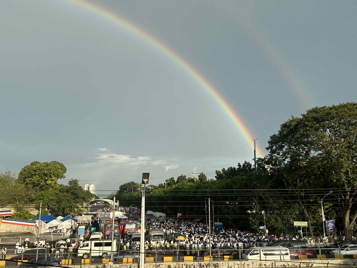 ABSCBNNews's tweet image. A rainbow appeared over the People Power Monument during the Trillion Peso March against corruption -- a striking moment that many participants saw as a symbol of hope and unity in the fight for accountability. | via Val Cuenca, ABS-CBN News