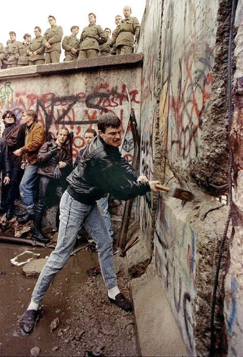 War 9 Jahre alt, als die Mauer fiel. Ein Moment, den ich damals kaum verstand – und heute umso mehr schätze. Freiheit ist nie selbstverständlich.

#Mauerfall #Berlin1989 #Erinnerungen #Zeitgeschichte #Geschichtssonntag