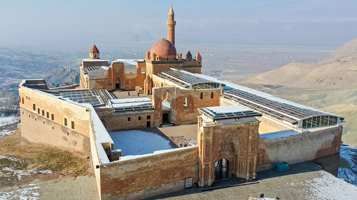 İshakpaşa Sarayı, bu coğrafyanın en benzersiz mimari hafızalarından biri.
Dağların yalnızlığına yaslanmış bu yapı, Alhambra’yla, Topkapı’yla, Escorial’la aynı ölçekte bir medeniyet cümlesidir.

Ne yazık ki bugün karşıma çıkan manzara,
UNESCO’nun koruma kriterlerine bile