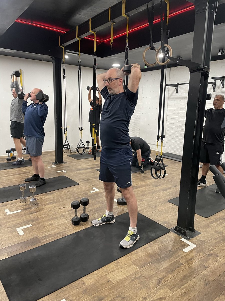 LeanBodyUK1's tweet photo. Cracking upper body &amp; core training from the guys. Strength and endurance improvements all round 👏

#fitness #muscle #weightloss #menshealth #finchley #muswellhill #barnet https://t.co/PWIEn1VO6z