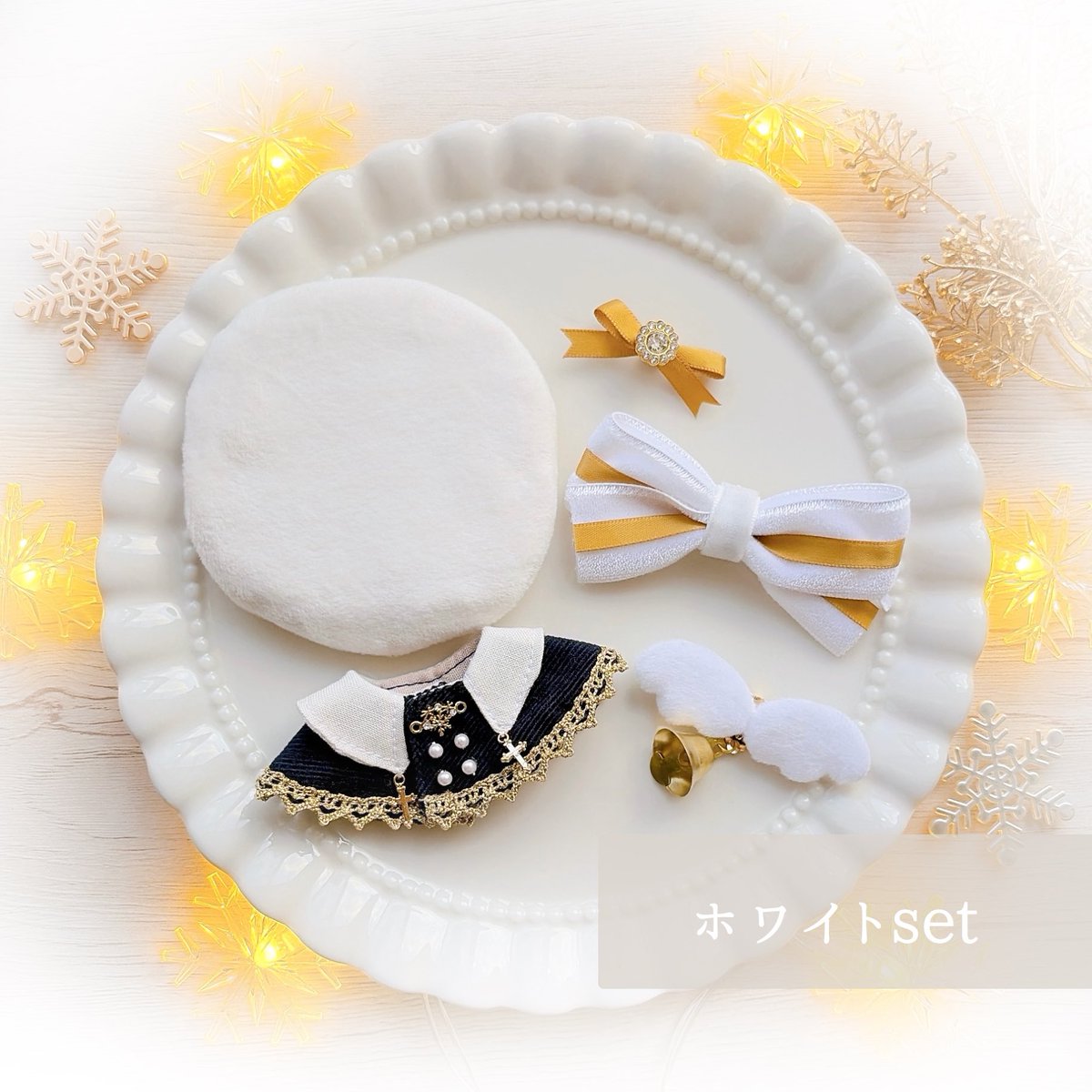 enaena_hihi's tweet photo. 12/21🥓にて頒布予定のLateさん(@Late_nui )とのコラボ作品『聖歌隊set』の写真が準備できましたのでお披露目させてくださいーーーｯｯ✨

【Ao制作】
ケープ
ベレー帽

【Lateさん制作】
リボン(大)
リボン(小)
天使の羽

5点セットでの頒布となります🪽
カラーはブラックとホワイトのご準備です🖤🤍 https://t.co/xRuGupYQz6