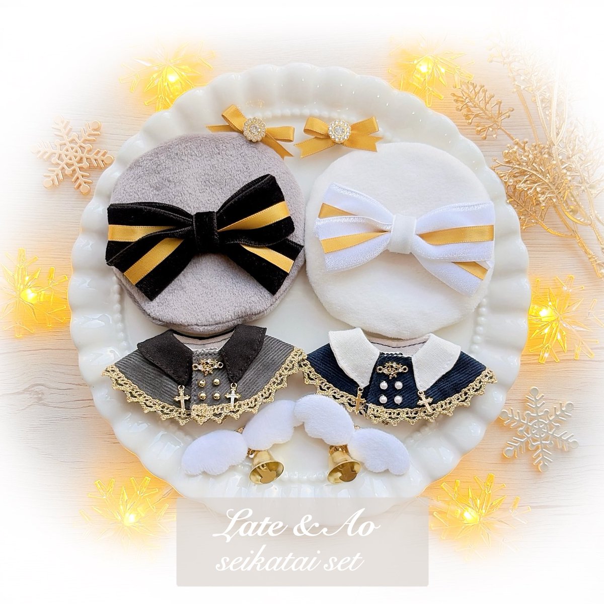 enaena_hihi's tweet photo. 12/21🥓にて頒布予定のLateさん(@Late_nui )とのコラボ作品『聖歌隊set』の写真が準備できましたのでお披露目させてくださいーーーｯｯ✨

【Ao制作】
ケープ
ベレー帽

【Lateさん制作】
リボン(大)
リボン(小)
天使の羽

5点セットでの頒布となります🪽
カラーはブラックとホワイトのご準備です🖤🤍 https://t.co/xRuGupYQz6