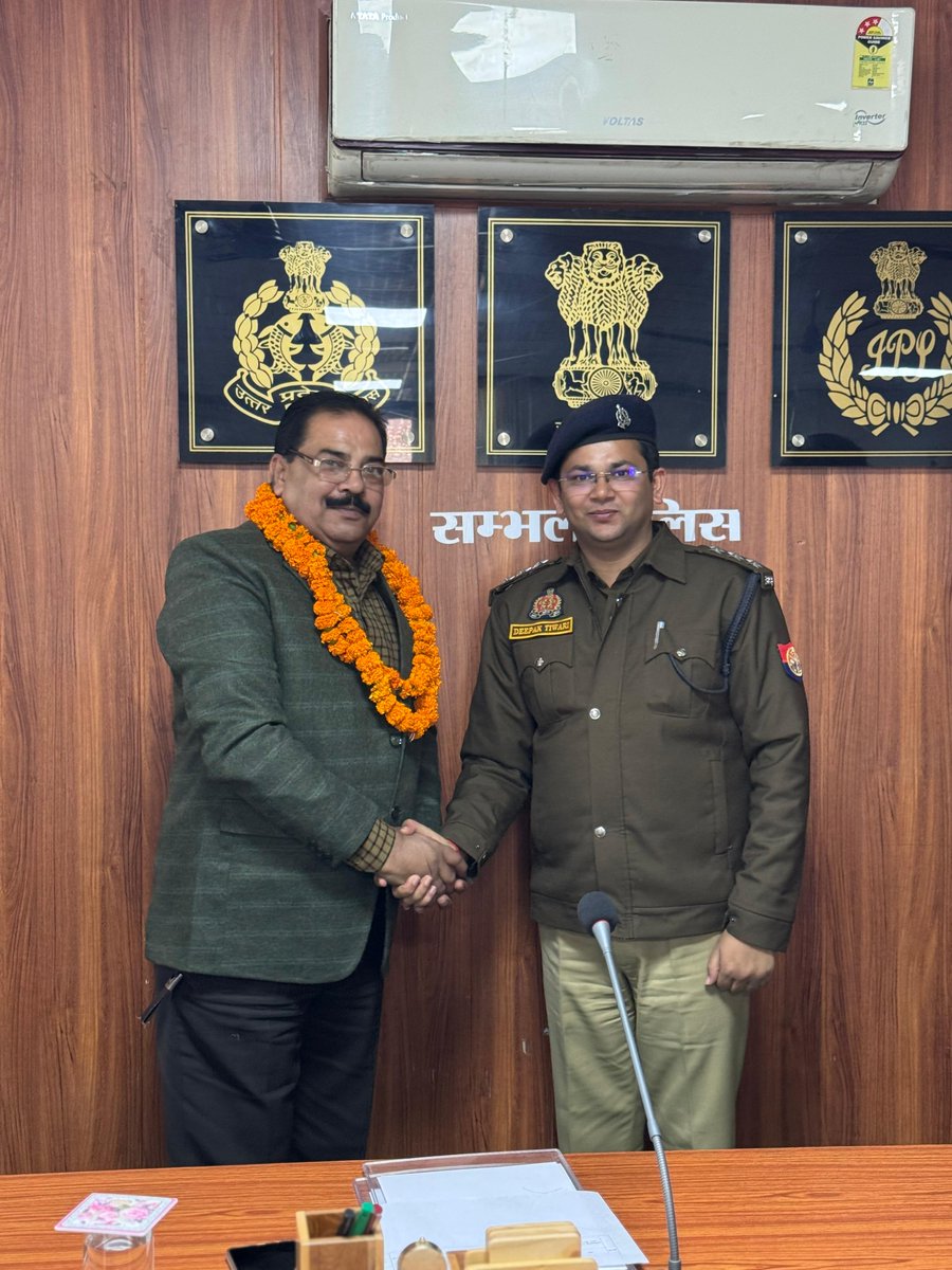 sambhalpolice's tweet image. #CO यातायात श्री दीपक तिवारी द्वारा पुलिस लाईन बहजोई में अधिवर्षता आयु पूर्ण करने पर सेवानिवृत्त हुए उ0नि0 श्री अरूण कुमार अवस्थी मानवाधिकार प्रकोष्ठ जनपद सम्भल को उपहार व प्रशस्ति पत्र भेट किया तथा शॉल व फूलमाला पहनाकर उनके उत्तम स्वास्थ्य की शुभकामाएं देकर भावभीनी विदाई दी गयी।