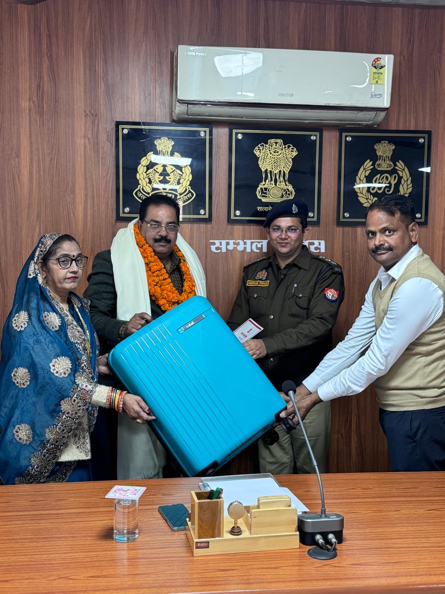 sambhalpolice's tweet image. #CO यातायात श्री दीपक तिवारी द्वारा पुलिस लाईन बहजोई में अधिवर्षता आयु पूर्ण करने पर सेवानिवृत्त हुए उ0नि0 श्री अरूण कुमार अवस्थी मानवाधिकार प्रकोष्ठ जनपद सम्भल को उपहार व प्रशस्ति पत्र भेट किया तथा शॉल व फूलमाला पहनाकर उनके उत्तम स्वास्थ्य की शुभकामाएं देकर भावभीनी विदाई दी गयी।