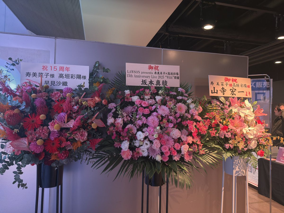 m3c753's tweet photo. 中央の差し出し人を警戒しに来た https://t.co/gMIolFp5ux