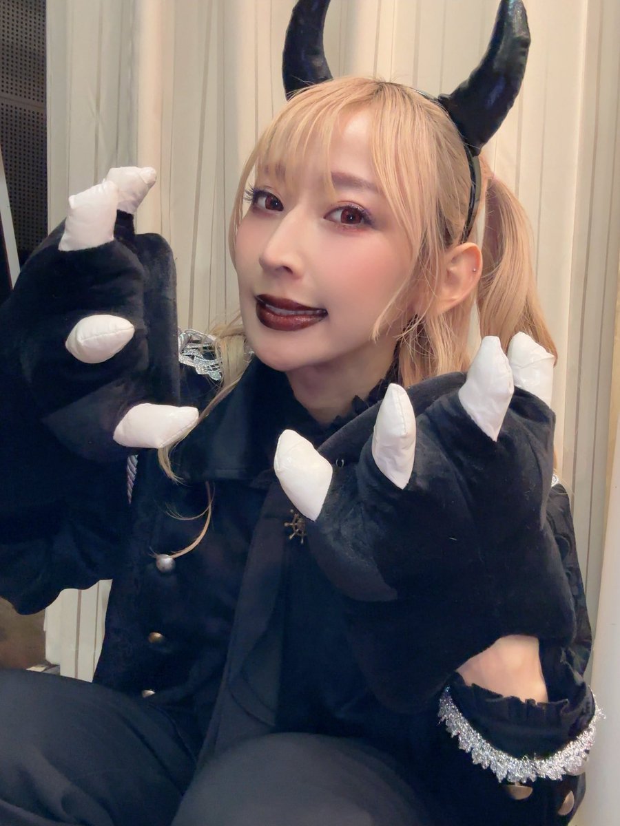 hitomi_isaka's tweet photo. #ghostaydx2025
 全7公演ありがとうございました✨
怒涛のワンルームドタバタコメディ！
大変だったけど楽しかった！
来てくれた皆様ほんとにありがとう💚

K-FARCE一旦休止という事で、
最後の公演に呼んでいただいて
ありがとうございました✨またどこかで👍

メフィスト・フェレス役/井坂仁美 https://t.co/xITmeKCVoO