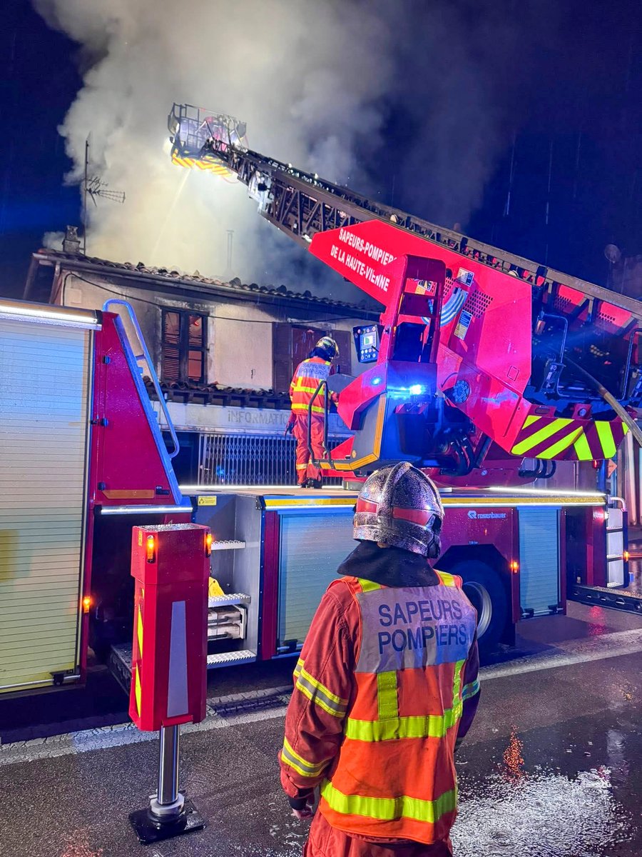 Sdis_87's tweet photo. L’utilisation du moyen élévateur aérien a été plus que nécessaire pour combattre les flammes de la toiture impactée par le feu.
📸 photos : Bonnet M. Sdis 87. https://t.co/O0JQynT4PZ