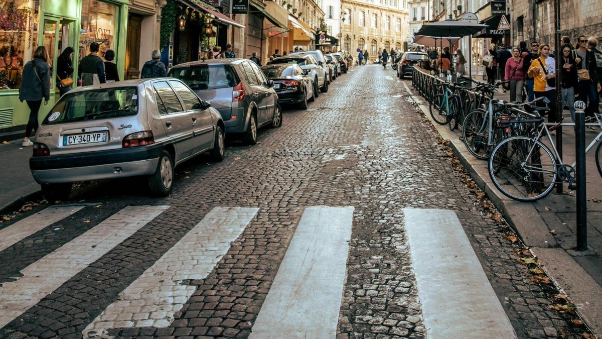 fadouce's tweet image. 🚘 Dès 2027, des milliers de places de stationnement supprimées en ville 🚗 

Selon la loi de 2019, les places de stationnement situées à - de 5 m des passages piétons, celles en amont des feux 🚦 , seront supprimées 
buff.ly/5zANLe0