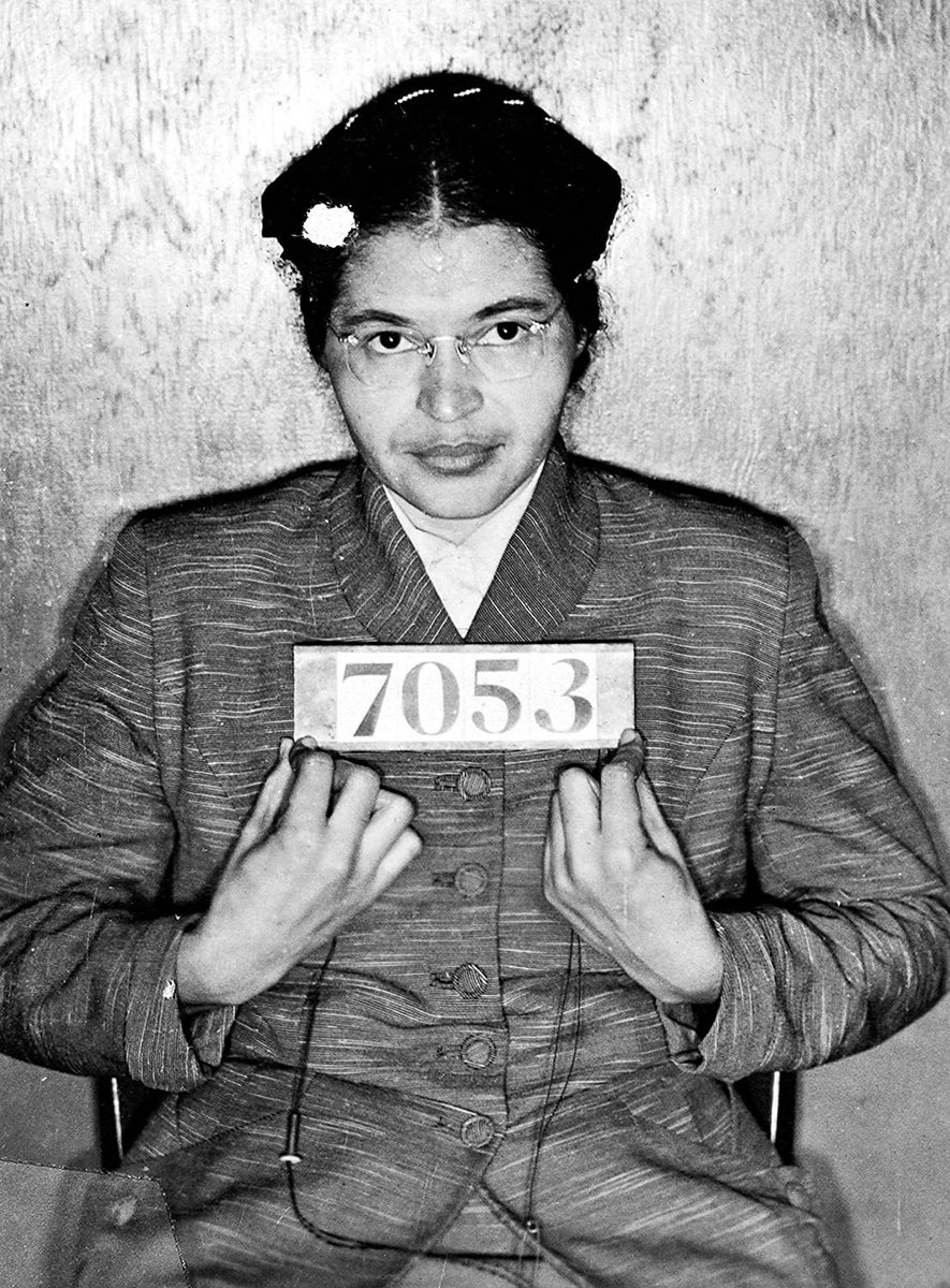 artribune's tweet image. #fotodelgiorno: #RosaParks, simbolo dei diritti civili, veniva arrestata il 1 dicembre nel 1955 a Montgomery in Alabama per essersi rifiutata di cedere il posto ad un bianco sull&apos;autobus con cui tornava a casa da lavoro.