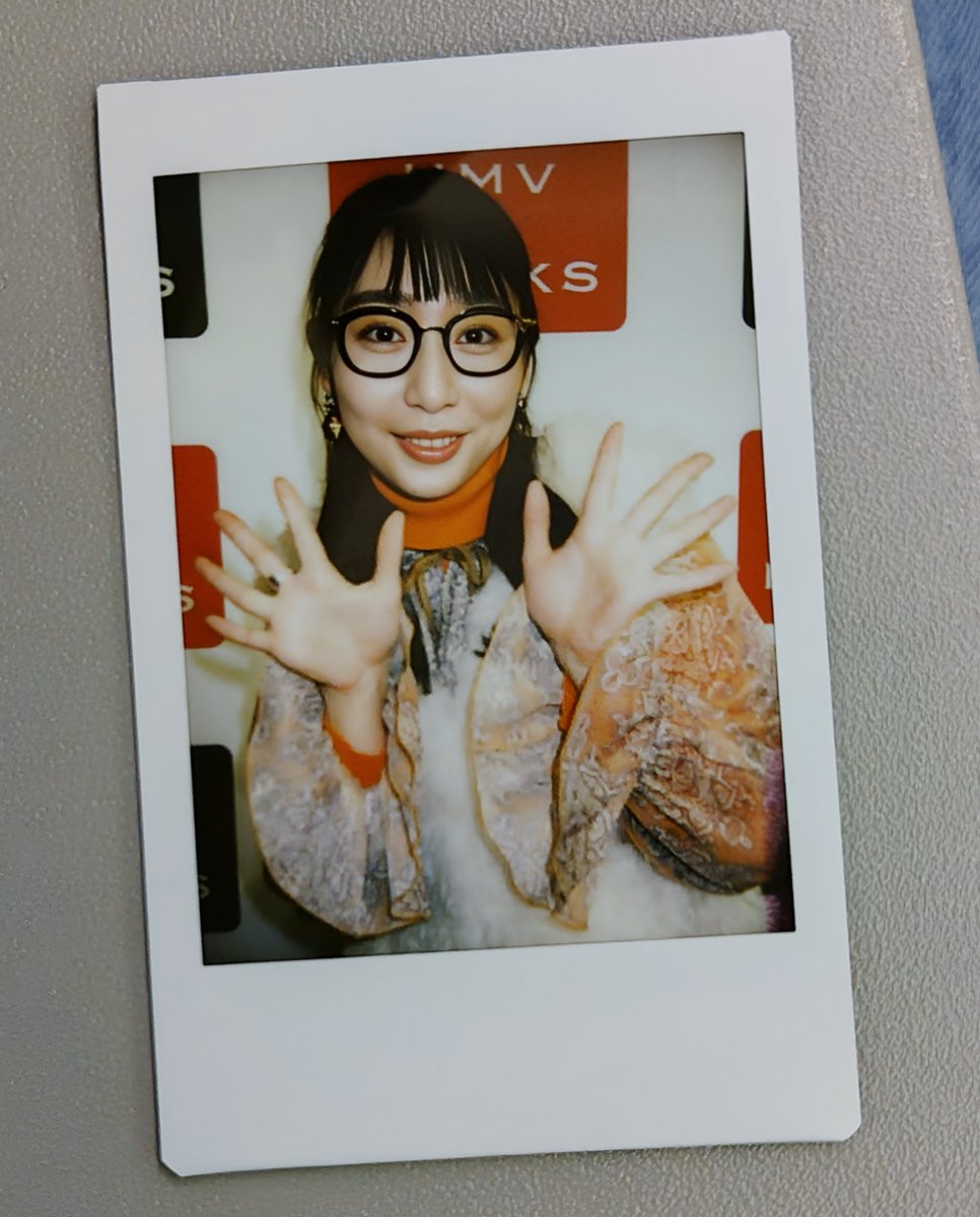 今日のチェキその1 「ハシヤスメ・アツコで〜す👓️✨️」 のポーズの