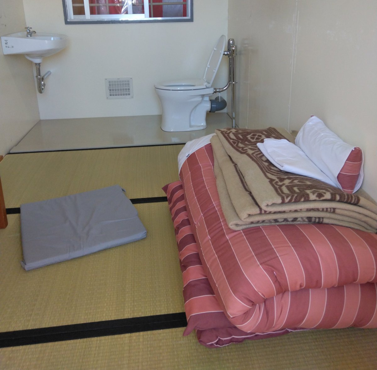 handcuffsinuse's tweet photo. 松山矯正展その２
施設見学も職員さんの説明がとても上手で充実してたけど、外の展示やキッチンカー、物販も充実してまし��。 https://t.co/AvafnB3Dql