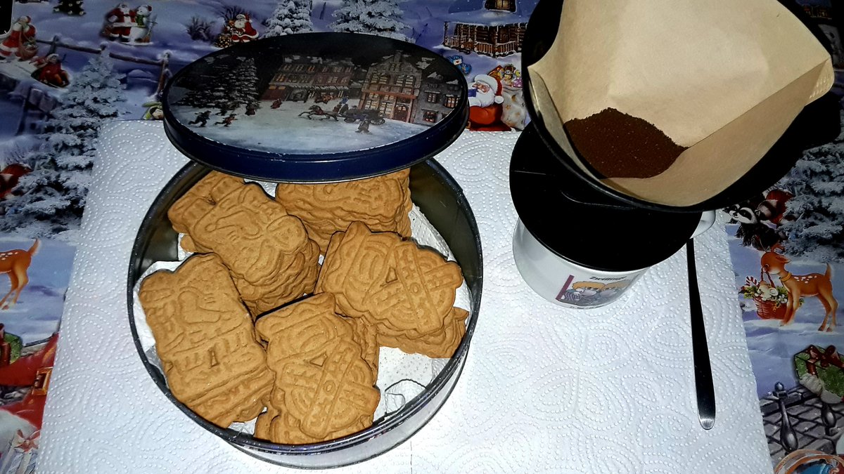 ..nicht so ganz selbst gemacht!-grobe Bratwurst aus dem Darm gedrückt und einfach zu kleinen Bällchen geformt! Bisschen Zwiebel und Gewürze hab ich noch dran getan!🤗😇